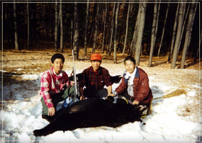 マタギの旦那さん（中央）。腕には自信があります。